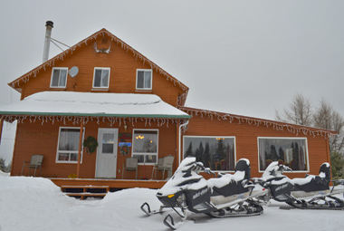 Raids expéditions randonnées en Ski doo motoneige au Québec Canada