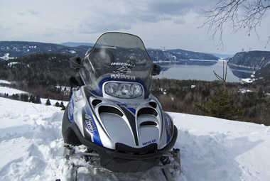 Raids expéditions randonnées en Ski doo motoneige au Québec Canada