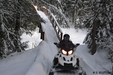 Raids expéditions randonnées en Ski doo motoneige au Québec Canada