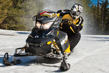 Raids expéditions randonnées en Ski doo motoneige au Québec Canada